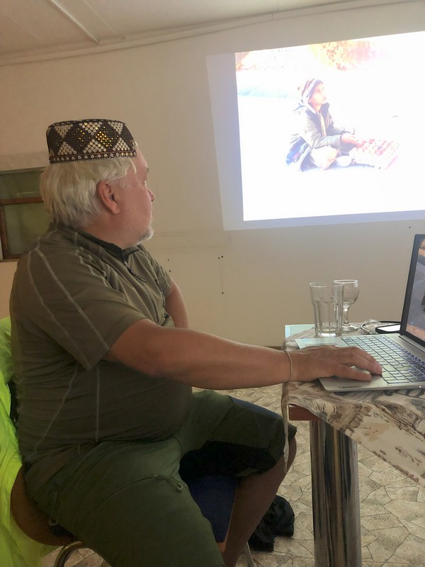 Roman v čapce